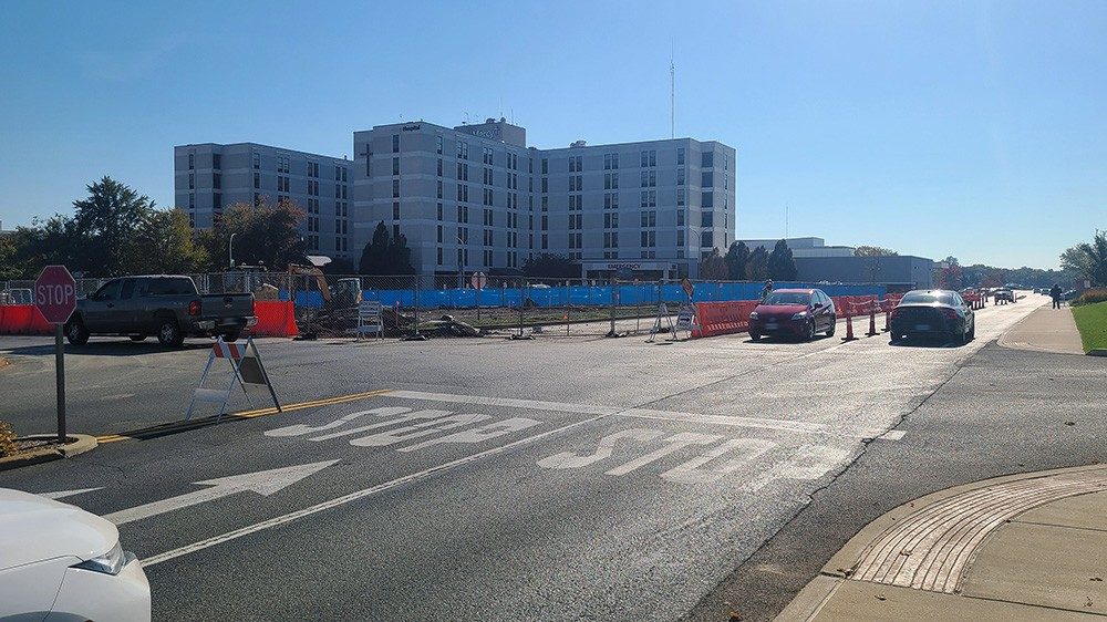 A portion of the main entrance parking lot on the north side of the hospital, near Kennerly Road, is closed for infrastructure work. Next to the closed portion of the parking lot, the main drive has been narrowed from four lanes to two lanes with one lane with one lane heading each direction and includes a lane shift.